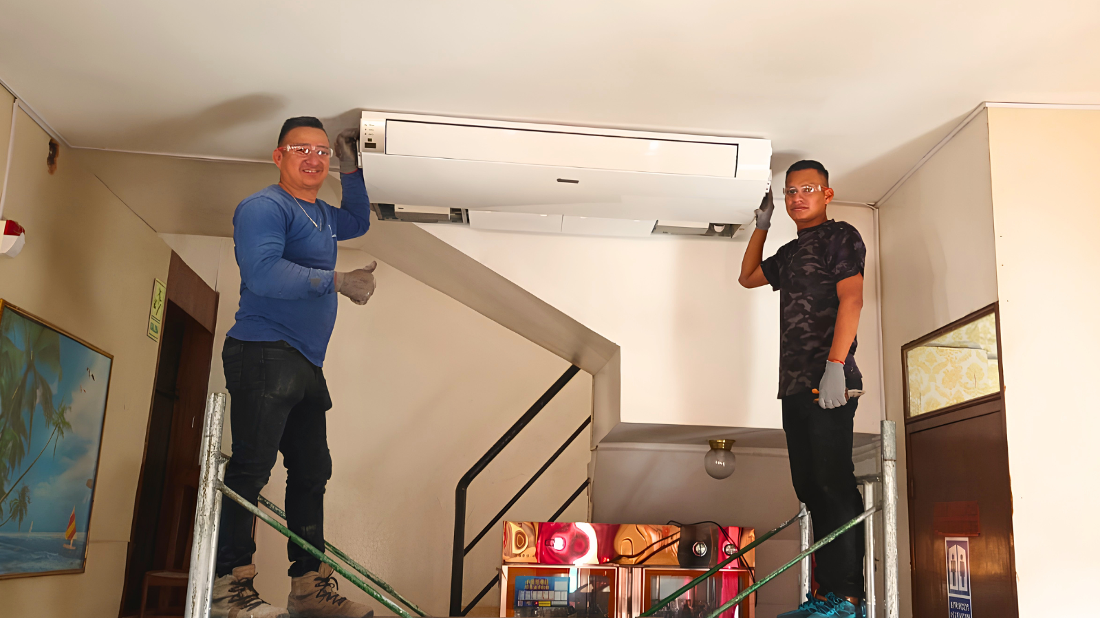 tecnicos con un evaporador gree v3